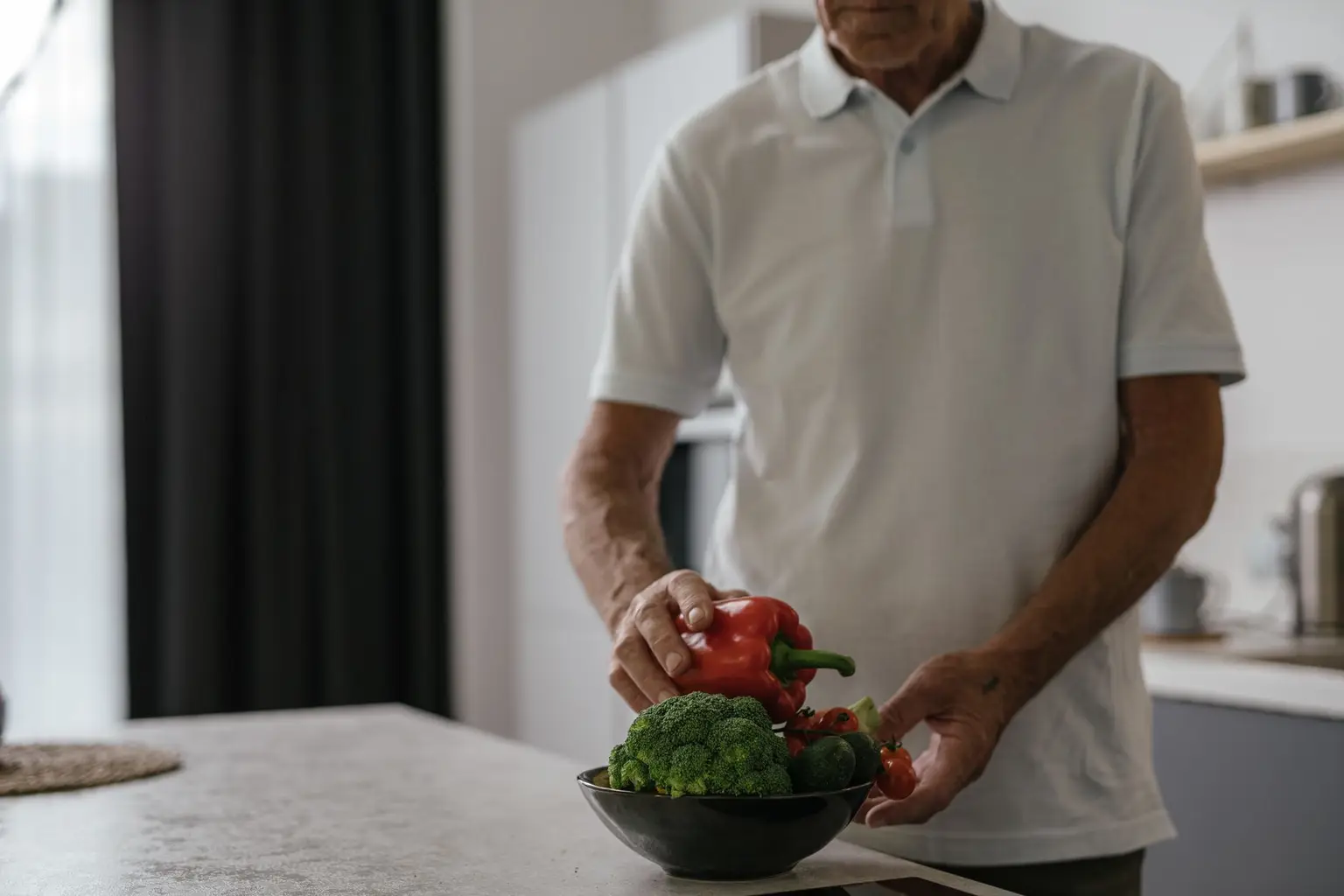 Jak podpořit zdraví kloubů u starších osob pomocí výživy